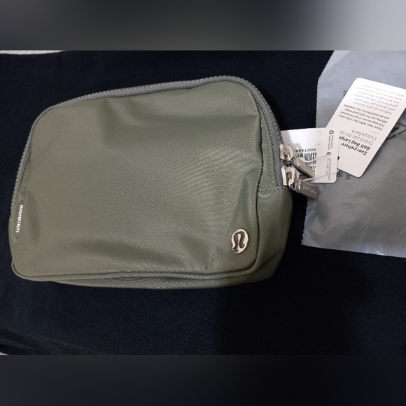 Lululemon Everywhere Belt Bag 2LARGE Grey Sage Lululemon NWT - Picture 1 of 12